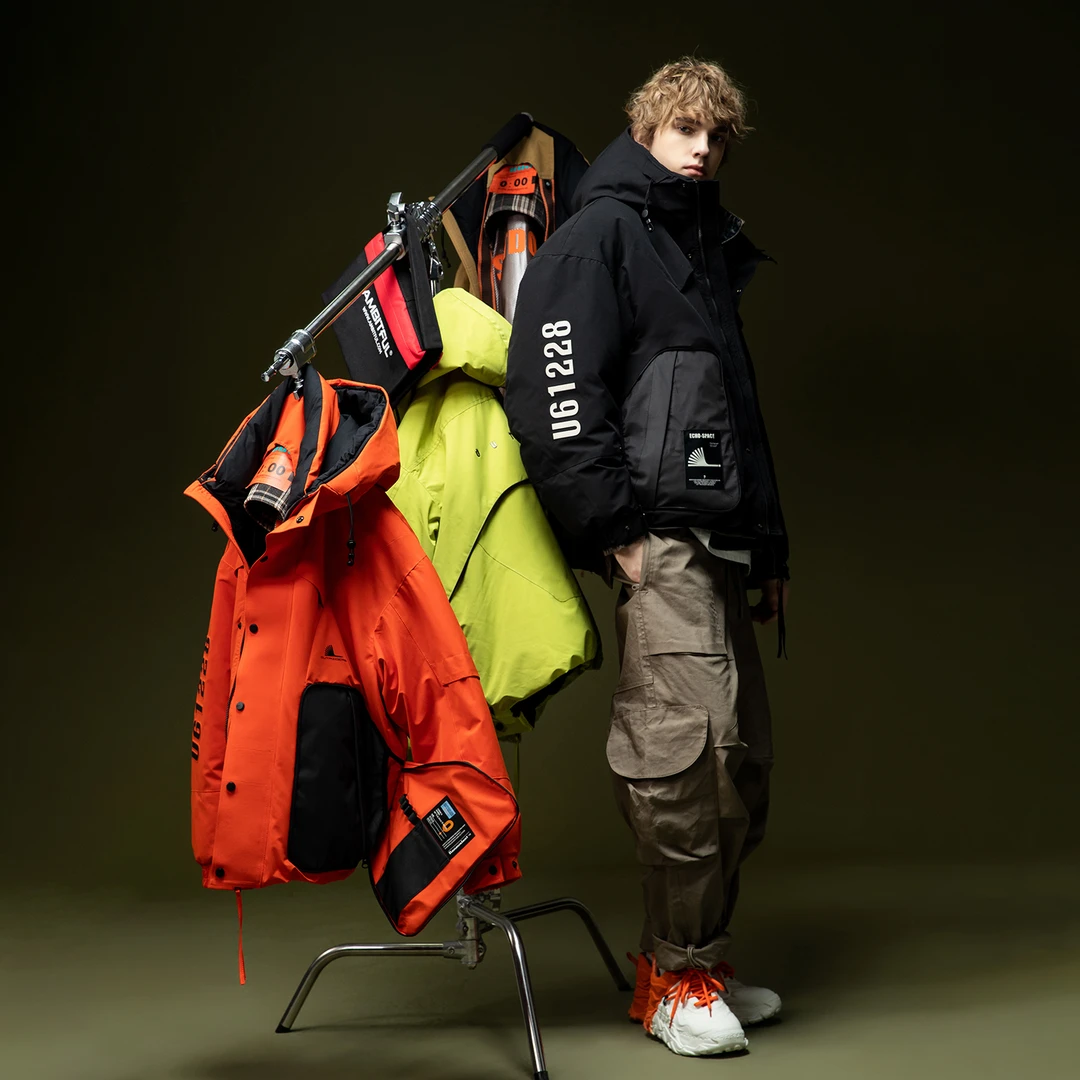 易麦2024冬季新款经典情侣美版防寒保暖轻户外男女同款羽绒服外套