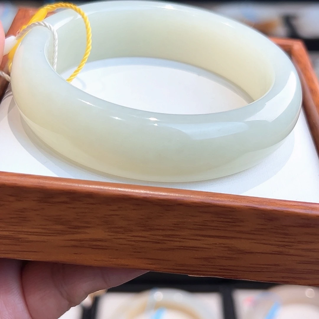 陇***缘和田玉未镶嵌手镯