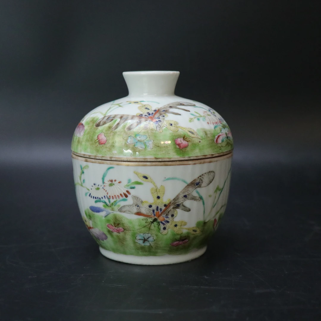Lot.26010052清同治粉彩蝶恋花卉纹瓜楞盖缸 高：约12.8cm