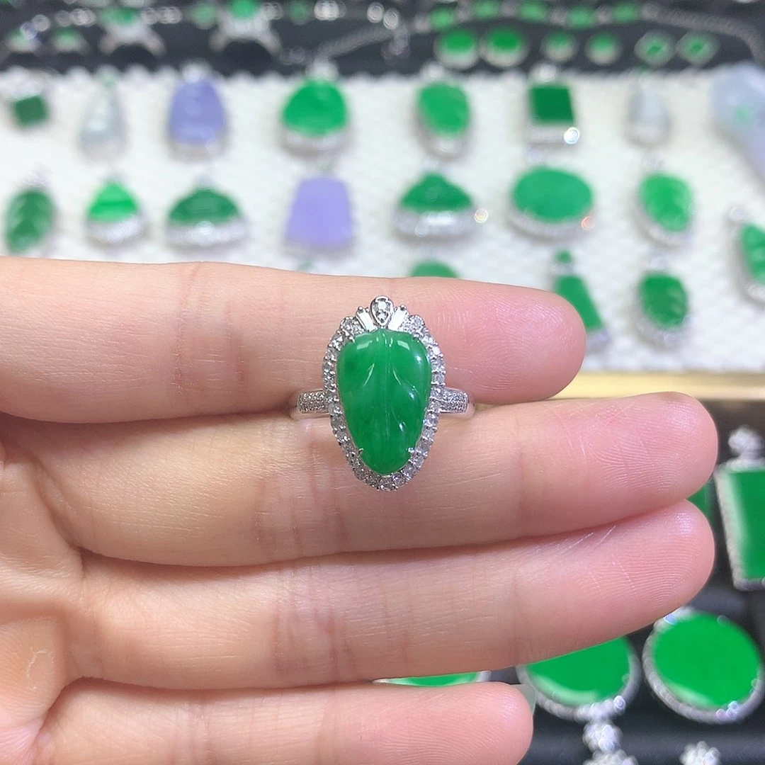 18K金镶嵌戒指翡翠戒指