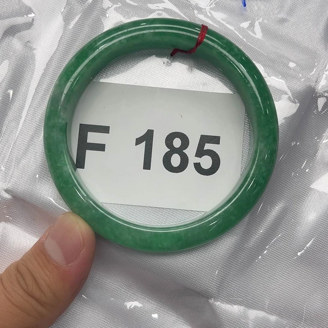 翡翠手镯未镶嵌默认瑕疵