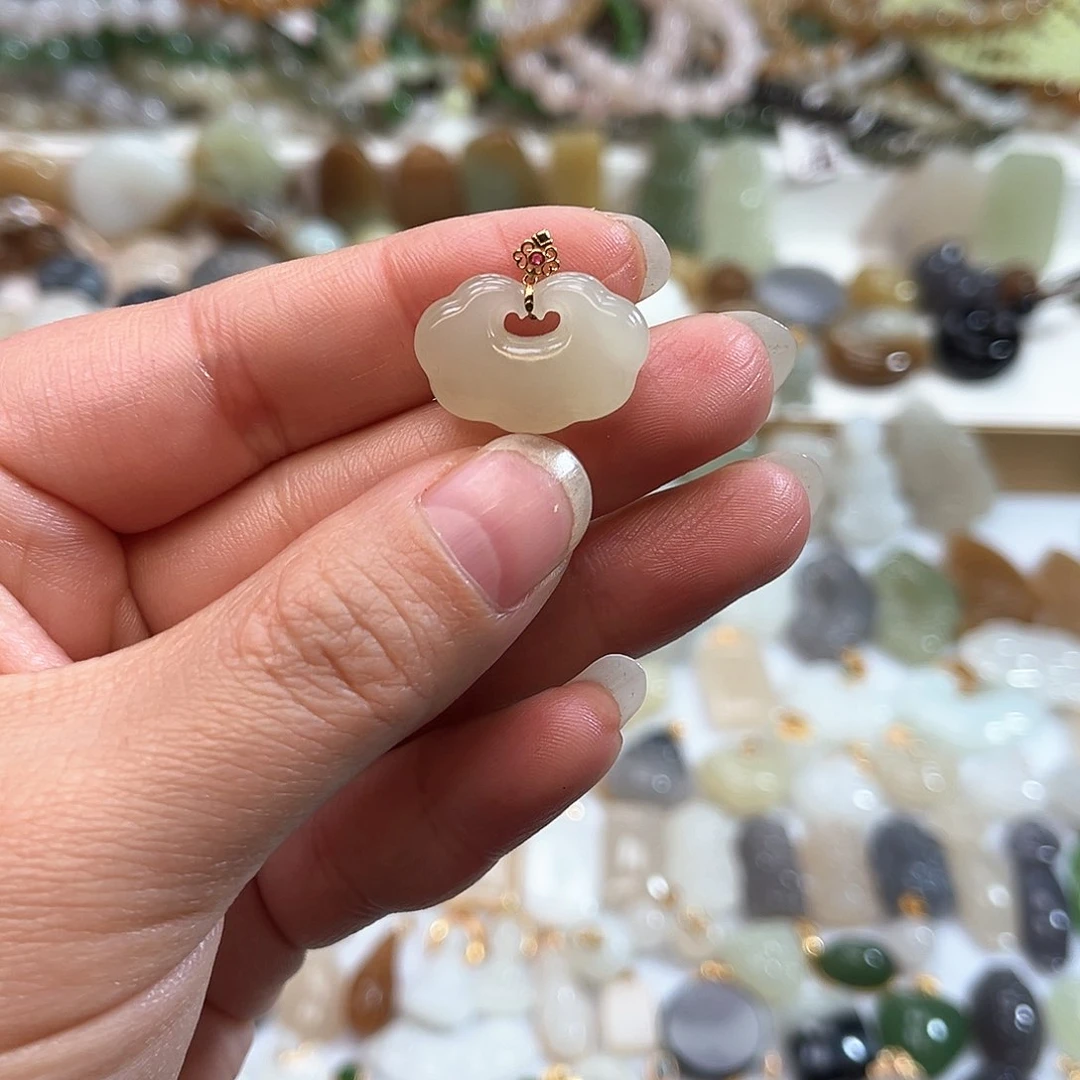 和田玉吊坠(赠链)18K金镶嵌大****子