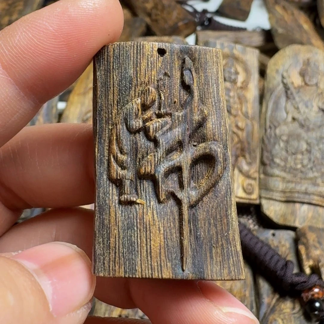 沉香吊坠白棋佛牌雕刻牌老料
