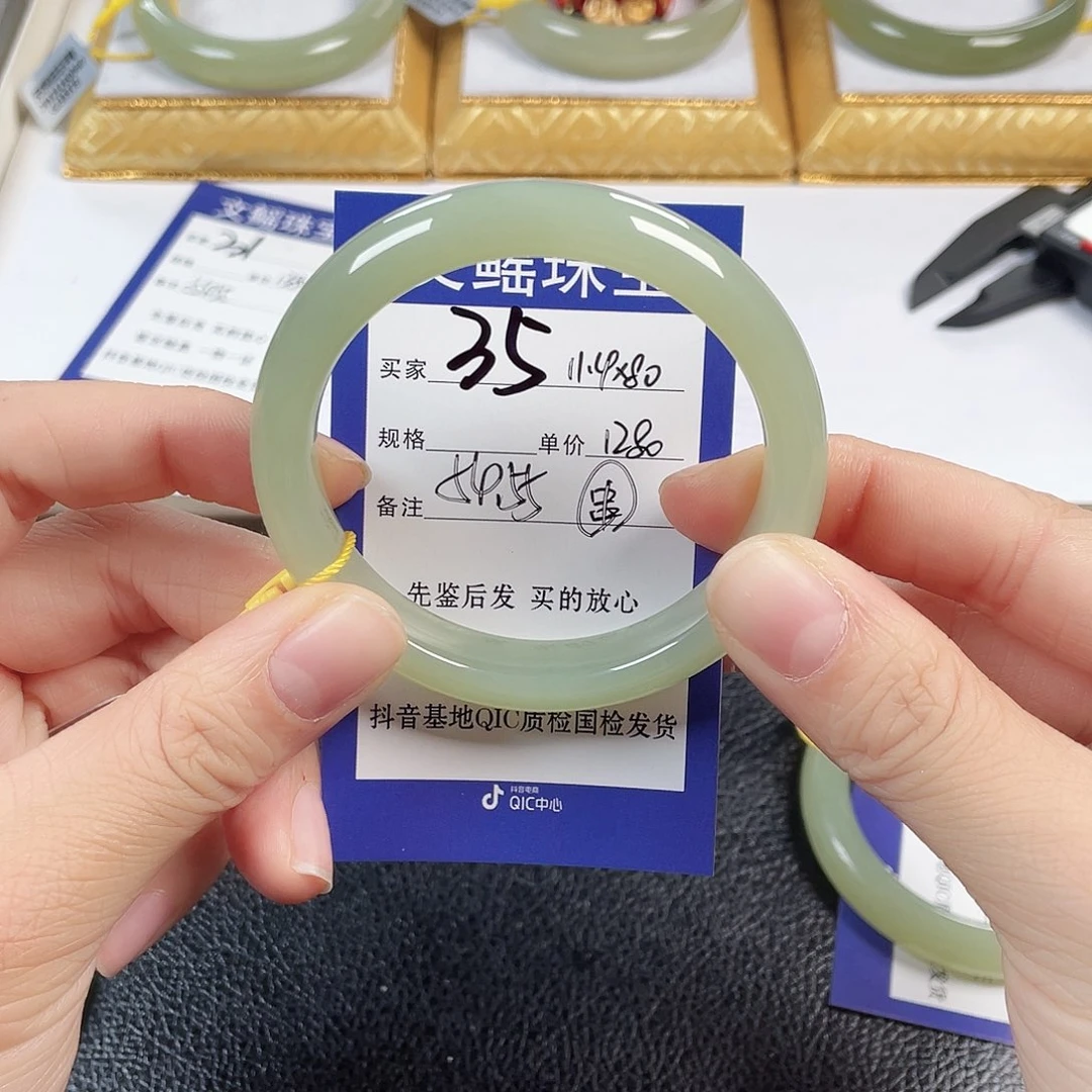 和田玉未镶嵌手镯