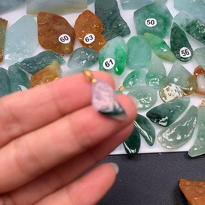 翡翠未镶嵌颈饰随型