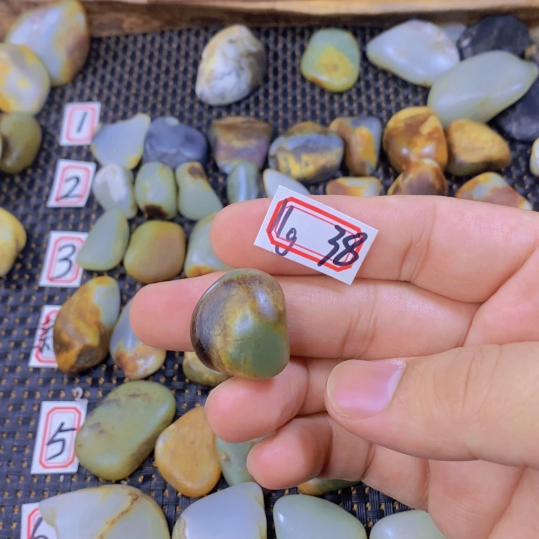 颈饰未镶嵌和田玉（糖玉）