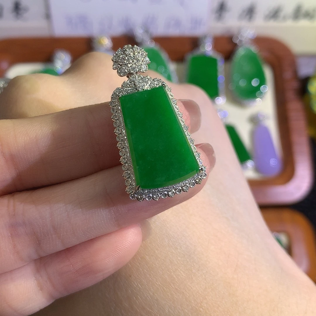 颈饰18K金镶嵌翡翠