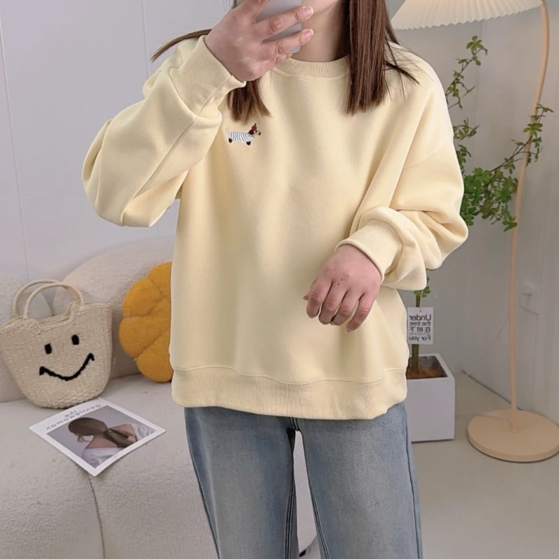 简约韩系奶油风卫衣2025年春季百搭刺绣圆领显瘦休闲宽松卫衣女