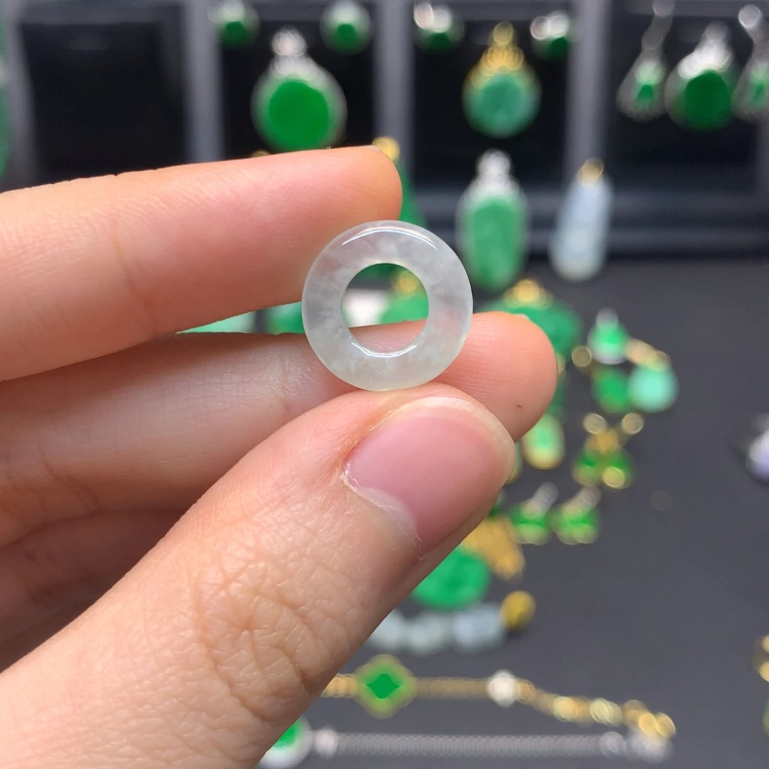 翡翠未镶嵌颈饰有纹裂