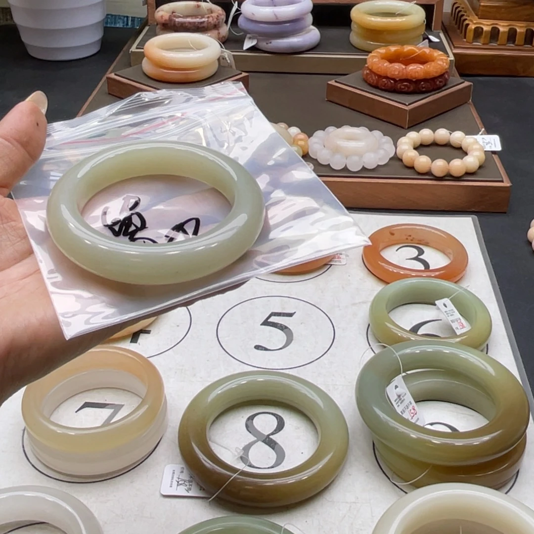 筹***呀石英岩玉未镶嵌手镯