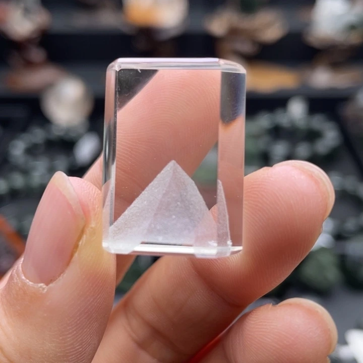 颈饰水晶未镶嵌白幽灵金字塔柱子