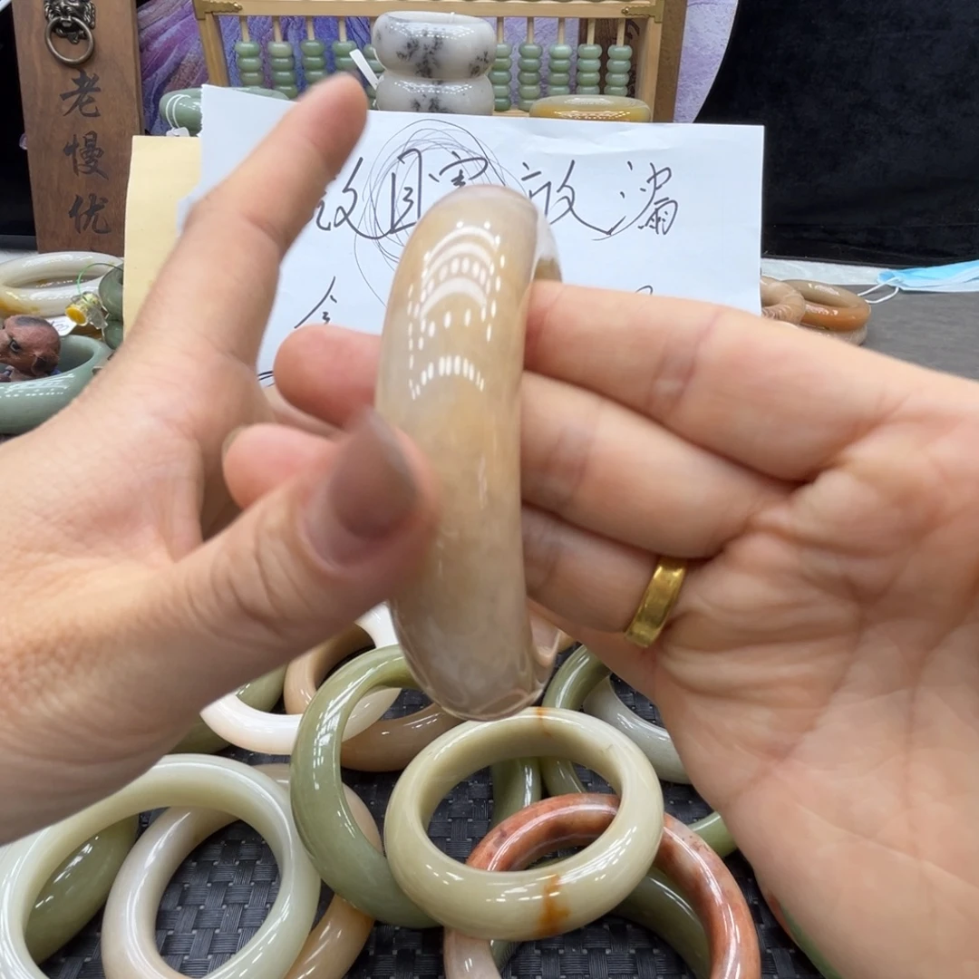 星***阳石英质玉未镶嵌手镯