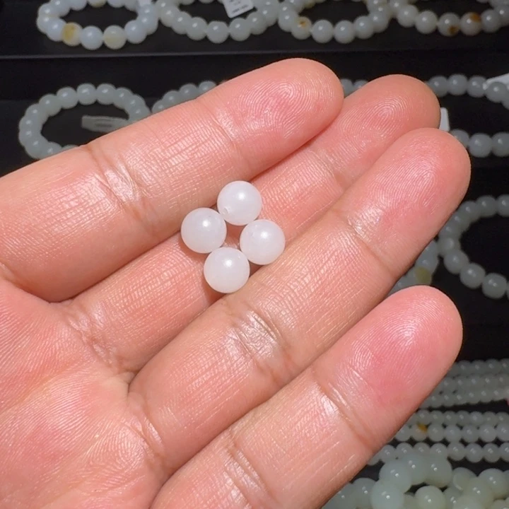 越***米和田玉未镶嵌颈饰