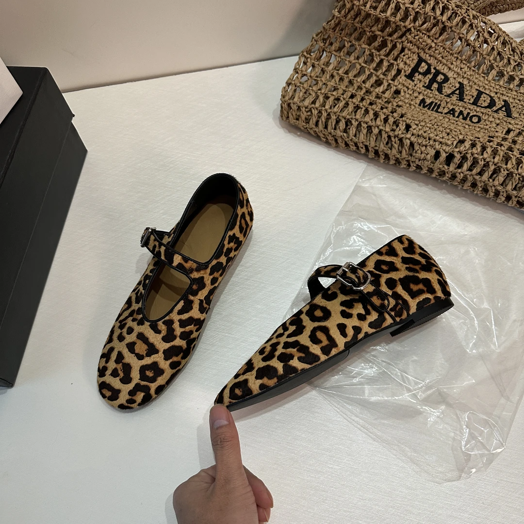 百搭秀气减龄豹纹圆头一字带低跟2cm气质时尚休闲软底复古单鞋