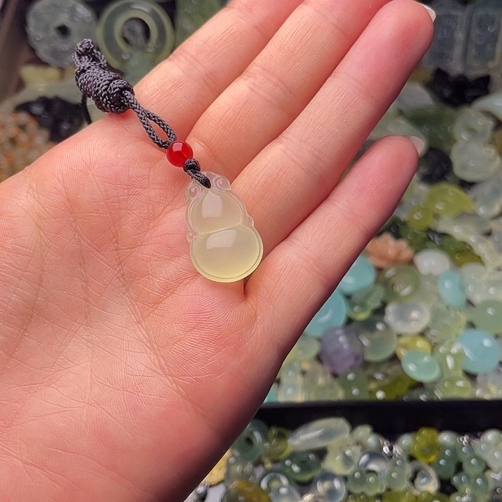 蛇纹石玉合金颈饰葫芦