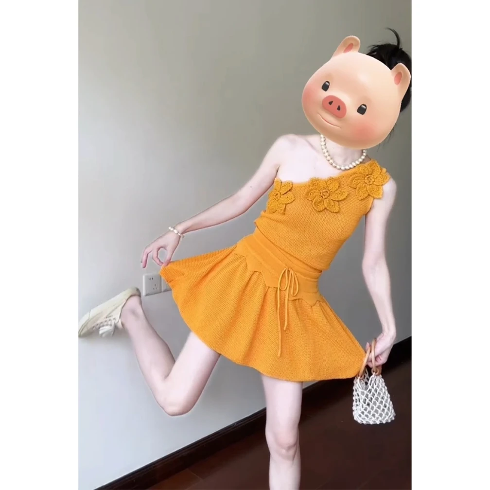 多巴胺辣妹套装女橘黄色立体花朵斜肩针织背心女花苞短裙两件套装
