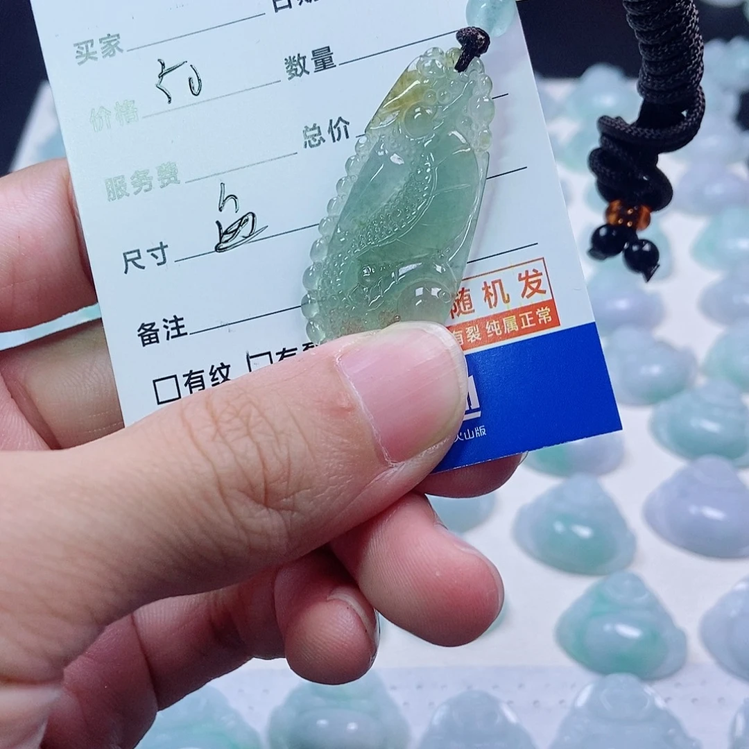 翡翠未镶嵌颈饰鱼