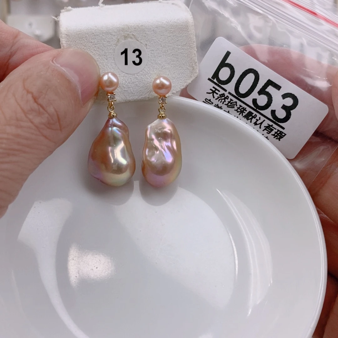 小***。颈饰未镶嵌淡水珍珠