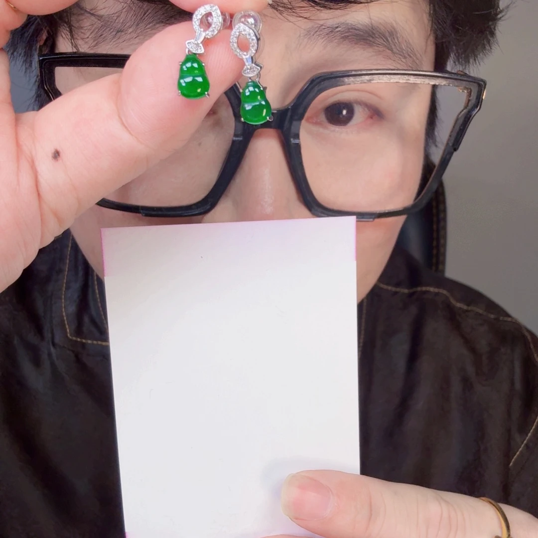 翡翠未镶嵌颈饰一对