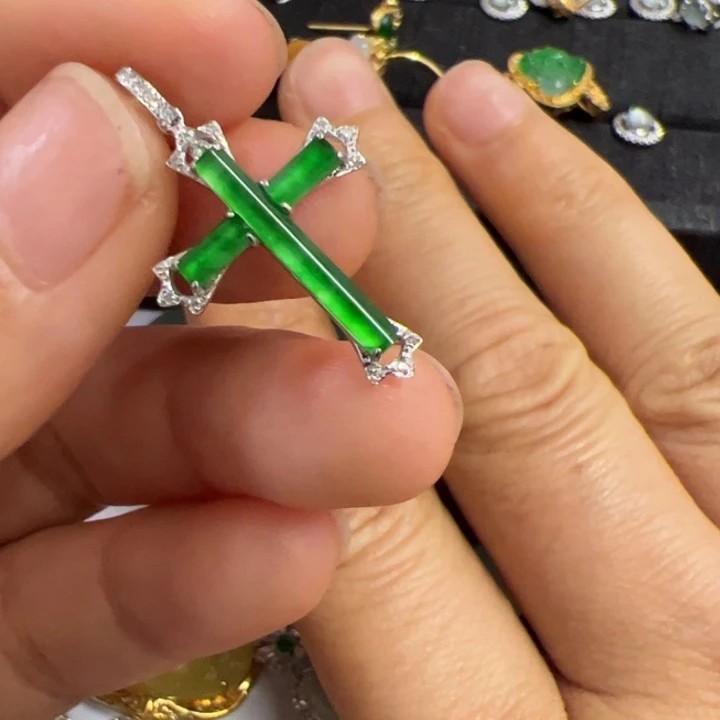 翡翠吊坠(不含链)18K金镶嵌翡翠吊坠项链