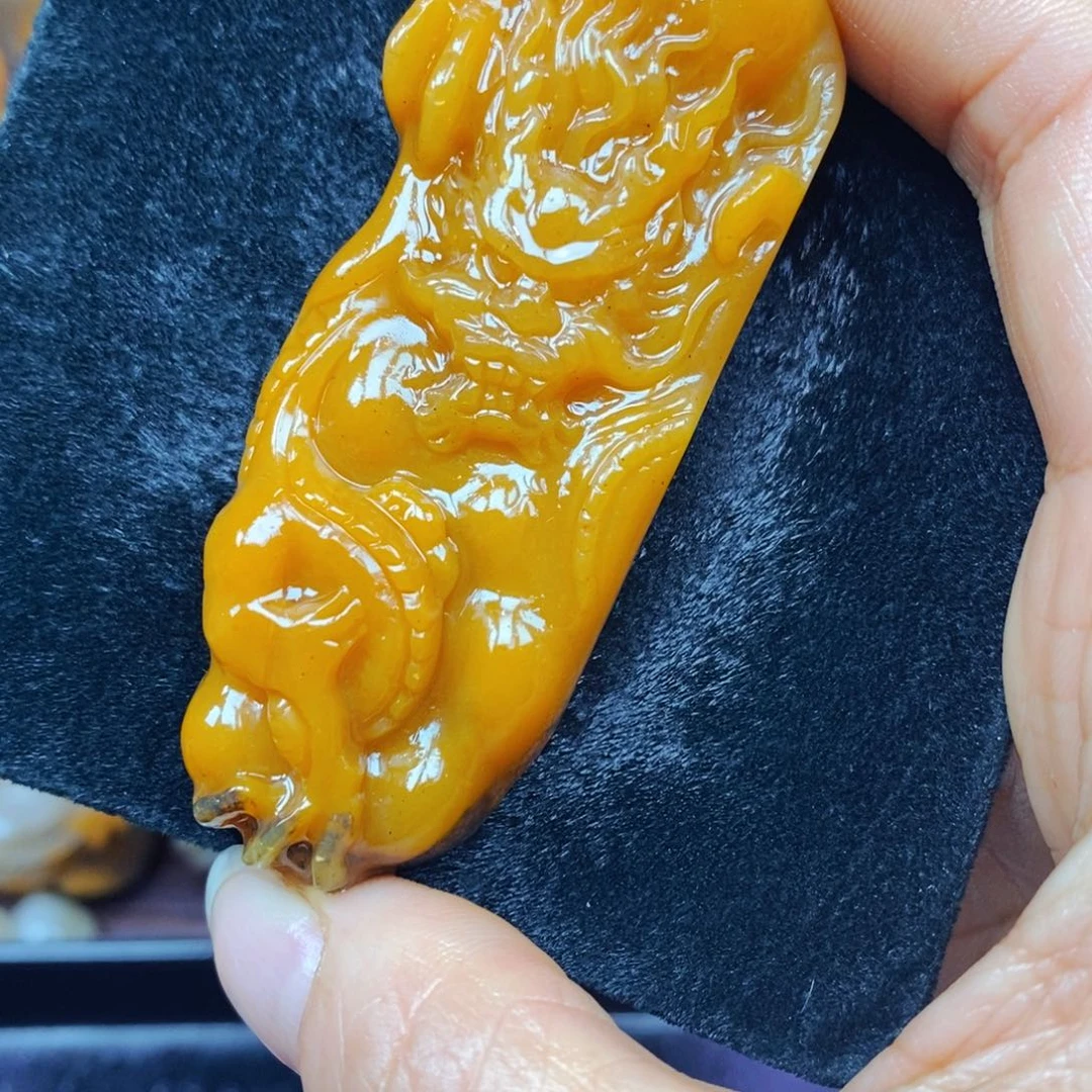 未镶嵌石英质玉（黄龙玉）颈饰