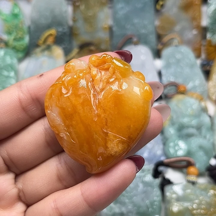 翡翠未镶嵌颈饰寿桃