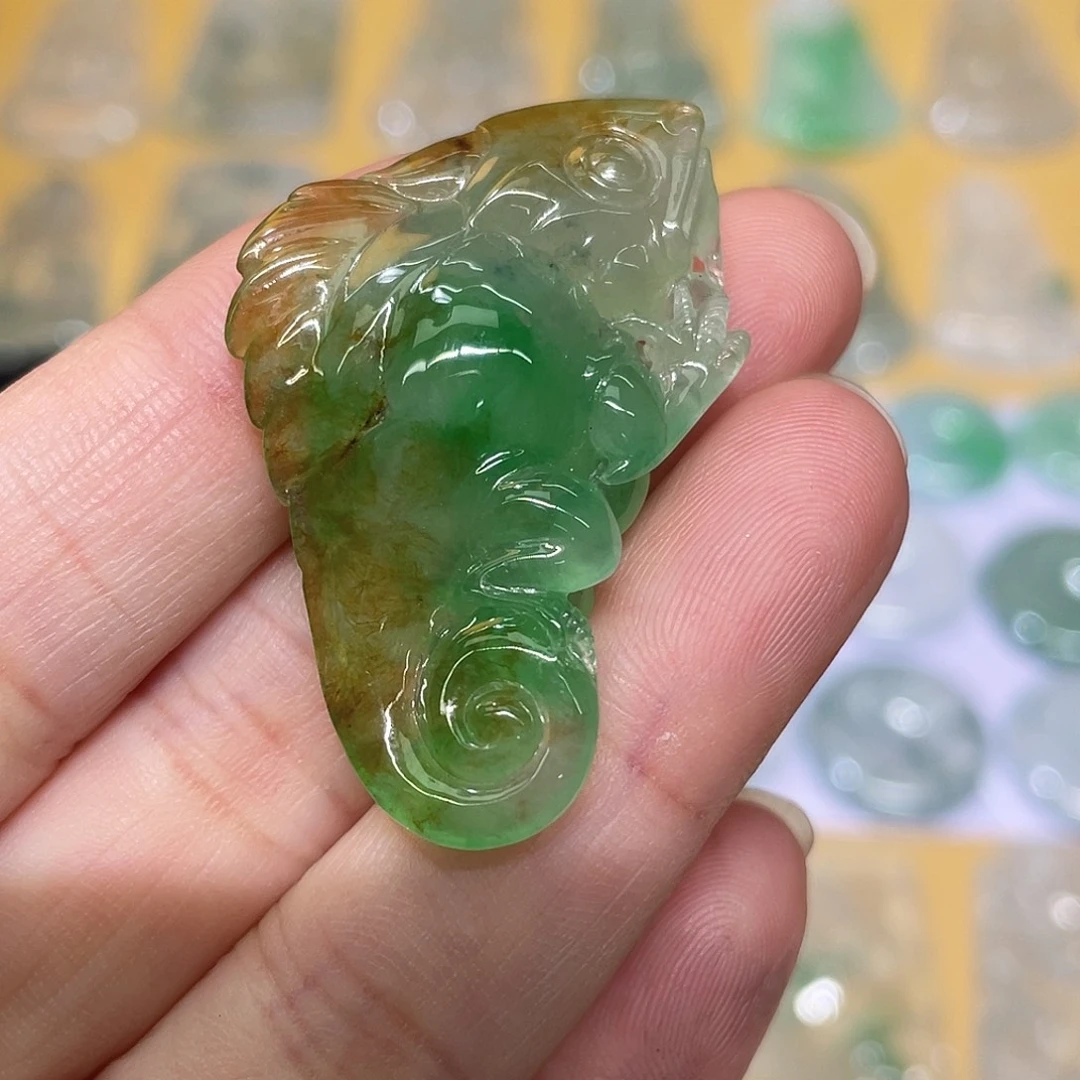 翡翠未镶嵌颈饰蜥蜴