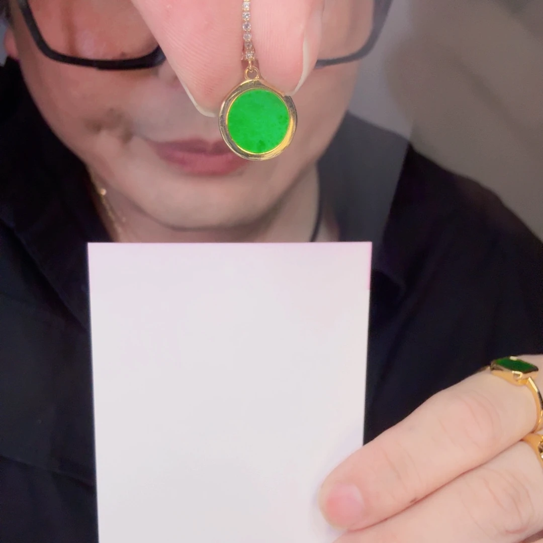 翡翠未镶嵌颈饰一件