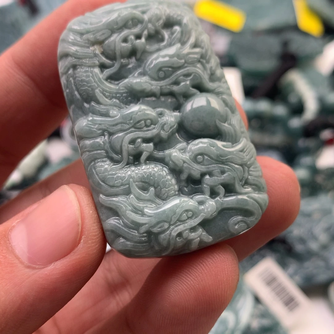 翡翠未镶嵌颈饰龙牌