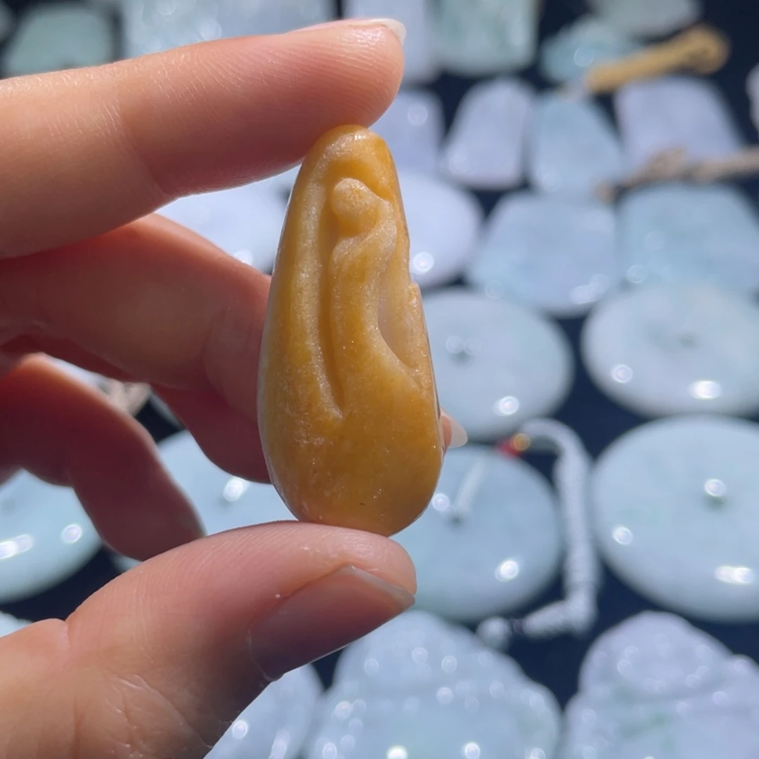 翡翠未镶嵌颈饰悟道，瑕疵