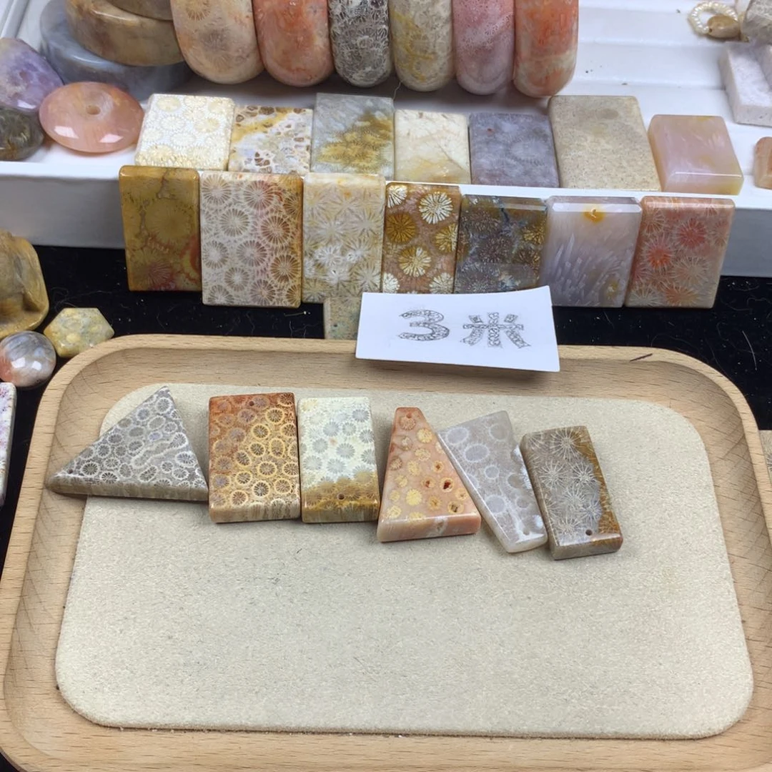 有***作硅化珊瑚（珊瑚玉）未镶嵌颈饰