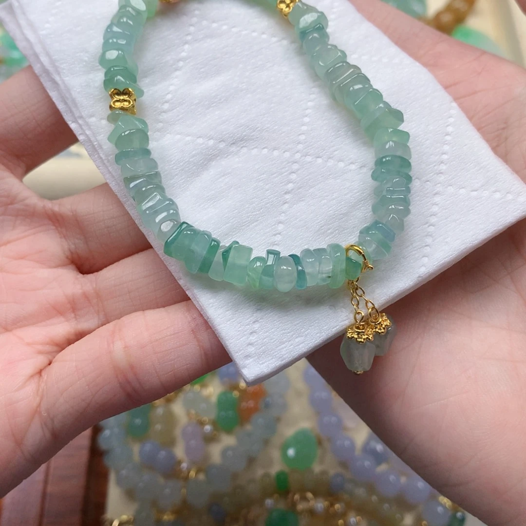 翡翠未镶嵌颈饰是