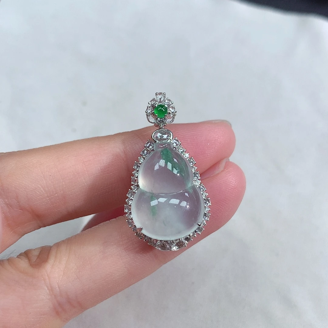 翡翠18K金镶嵌颈饰葫芦