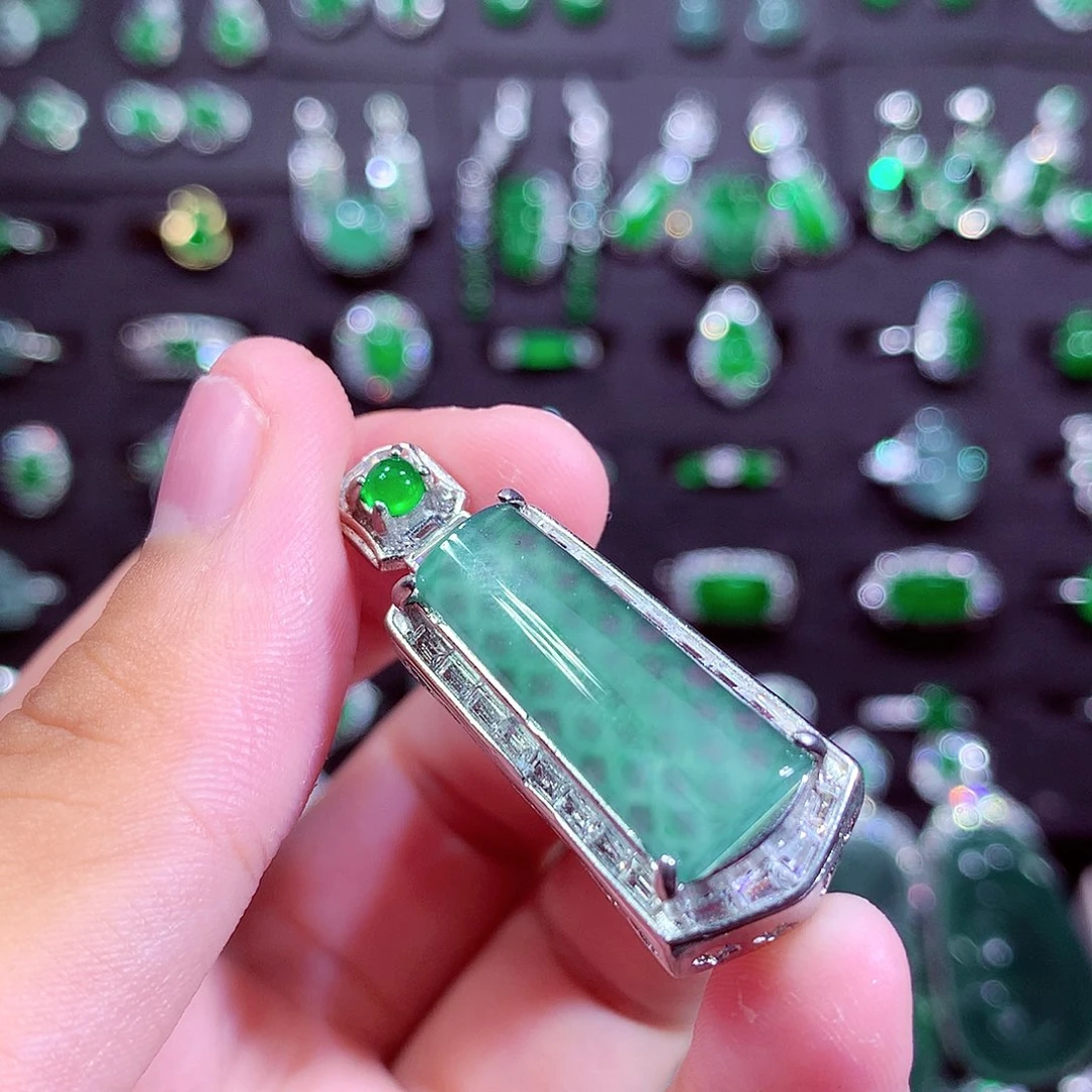 颈饰未镶嵌翡翠天然