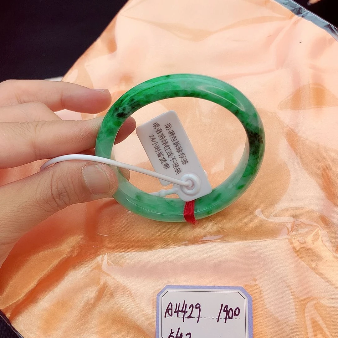 翡翠手镯未镶嵌翡翠