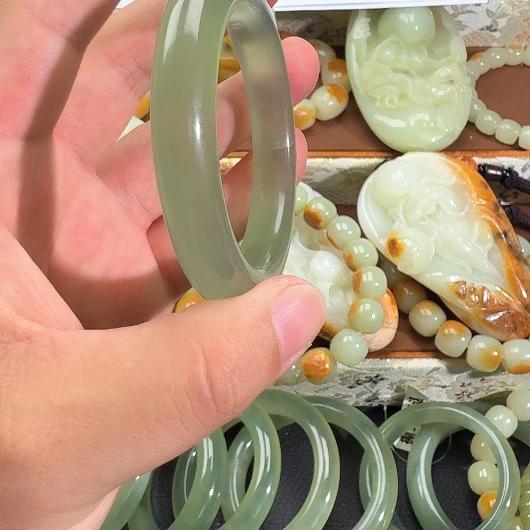 蛇纹石玉未镶嵌手镯