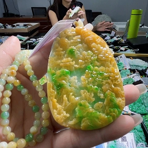 翡翠未镶嵌颈饰一个