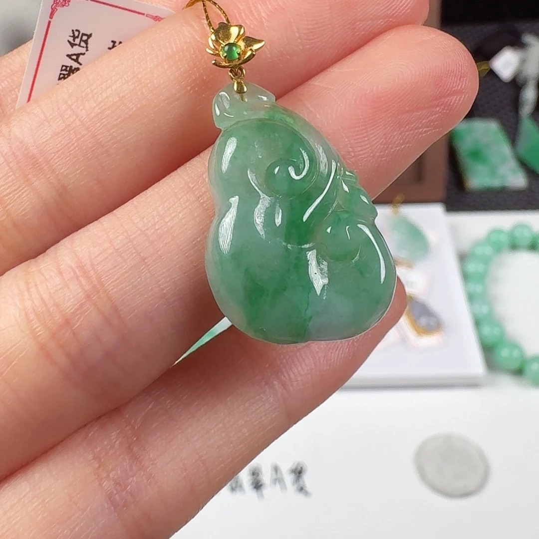 翡翠18K金镶嵌颈饰