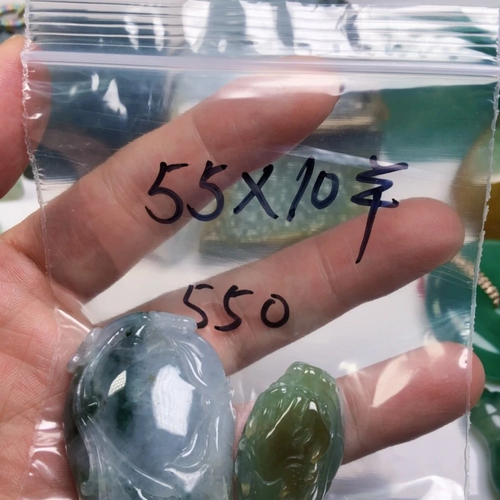 谢***谢翡翠未镶嵌颈饰缅甸天然翡翠片料牌子珠子平安扣