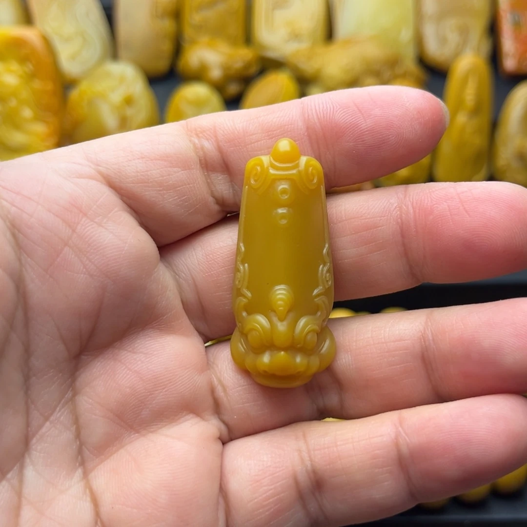 颈饰未镶嵌石英质玉