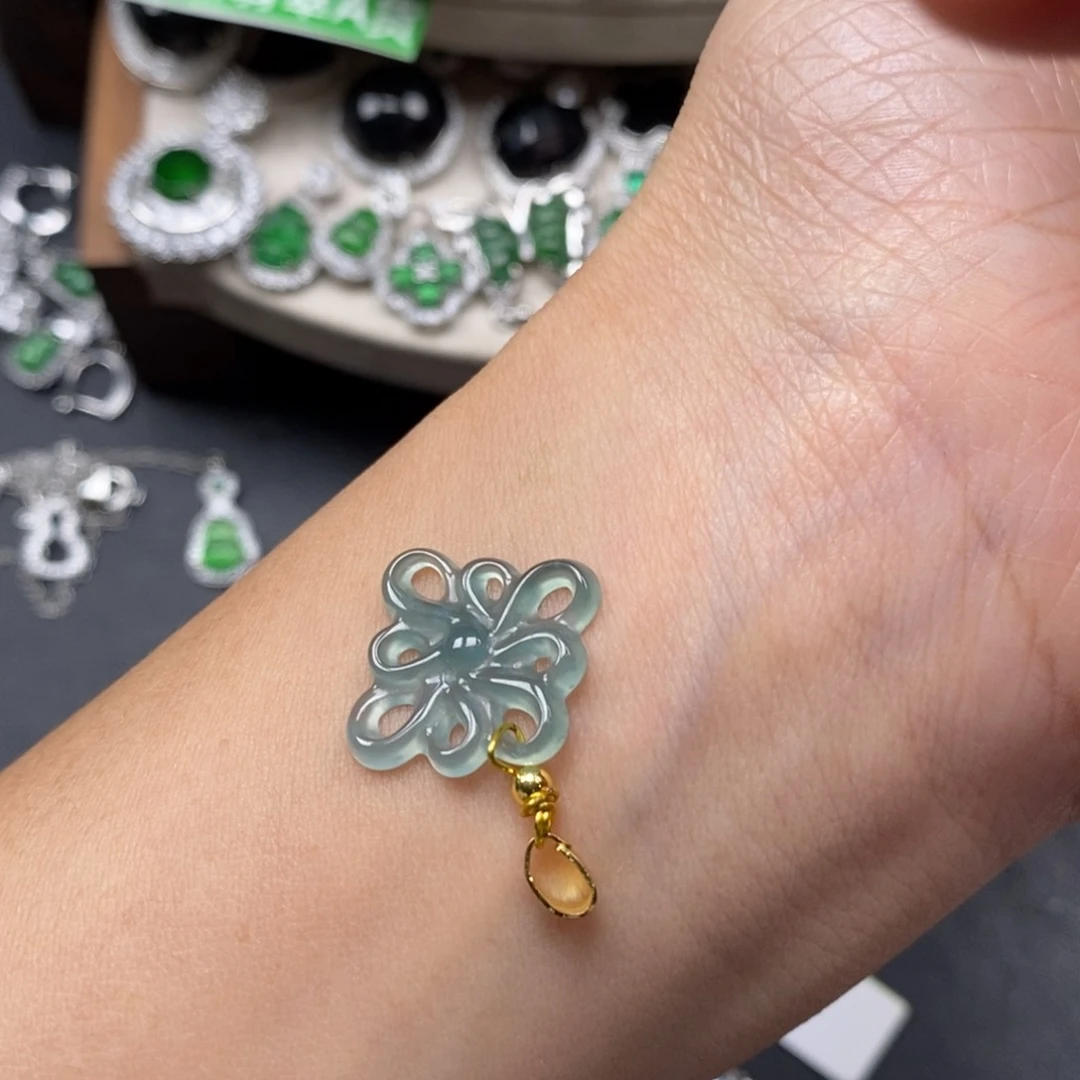 翡翠颈饰未镶嵌翡翠