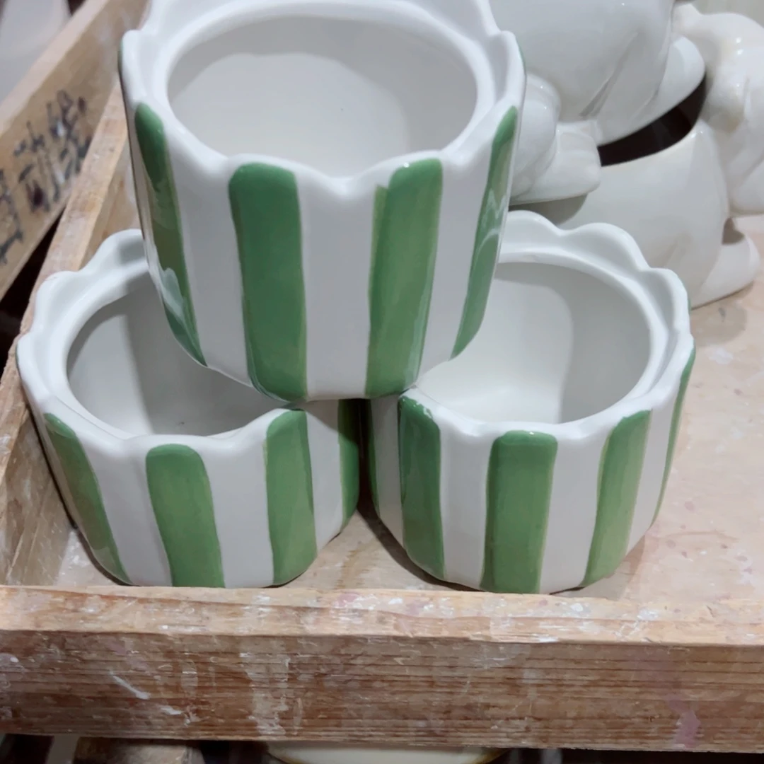 有孔，陶瓷花盆满10米包邮发货。