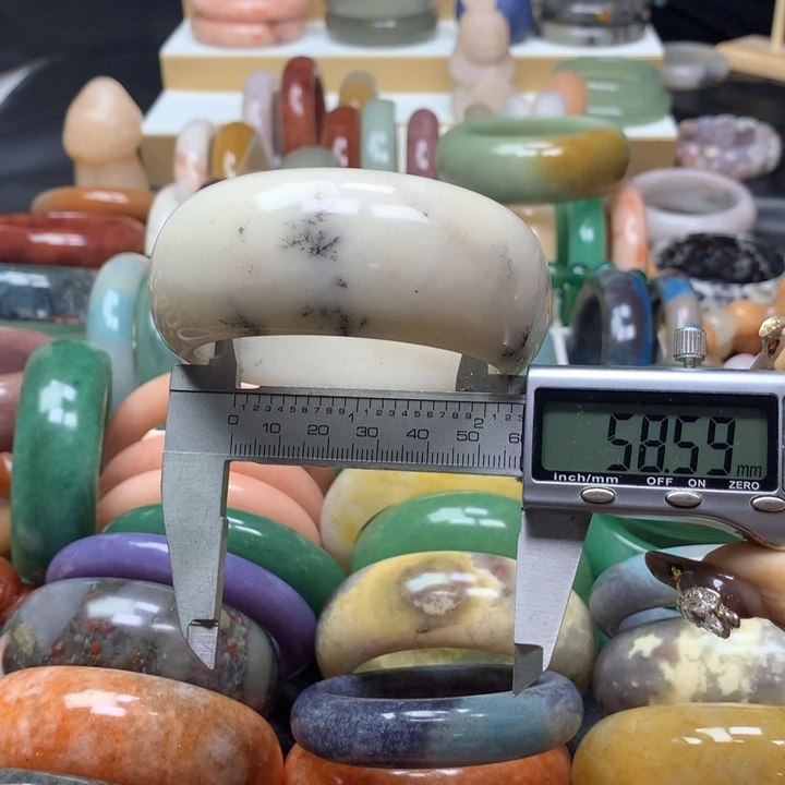 未镶嵌手镯石英质玉