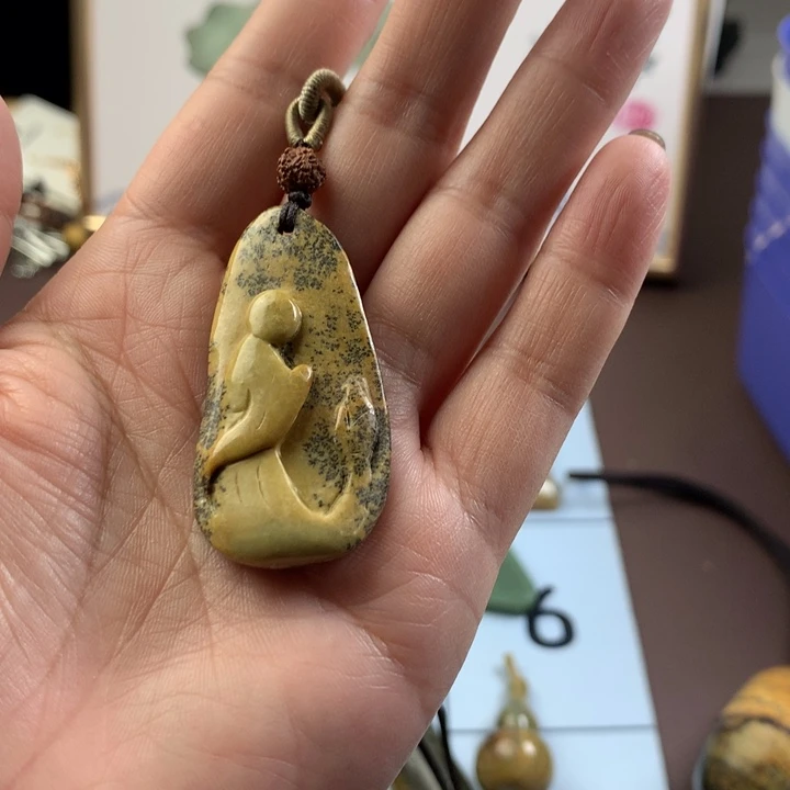 透闪石质玉未镶嵌颈饰