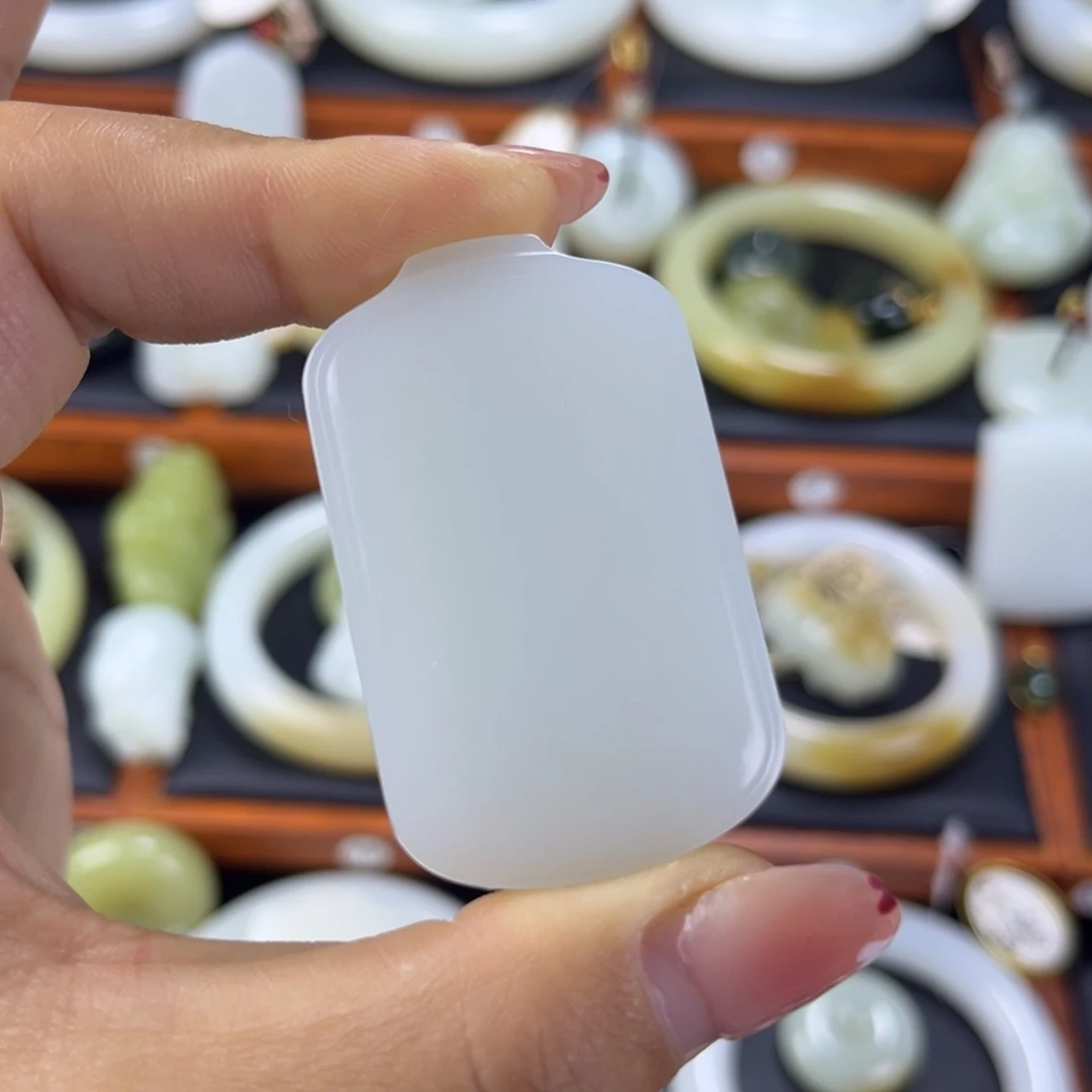 颈饰未镶嵌和田玉（白玉）