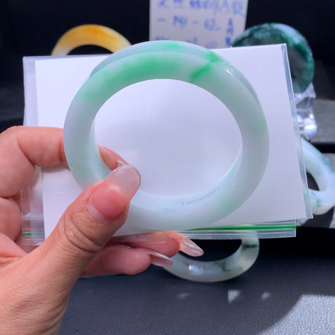 未镶嵌翡翠手镯定制翡翠