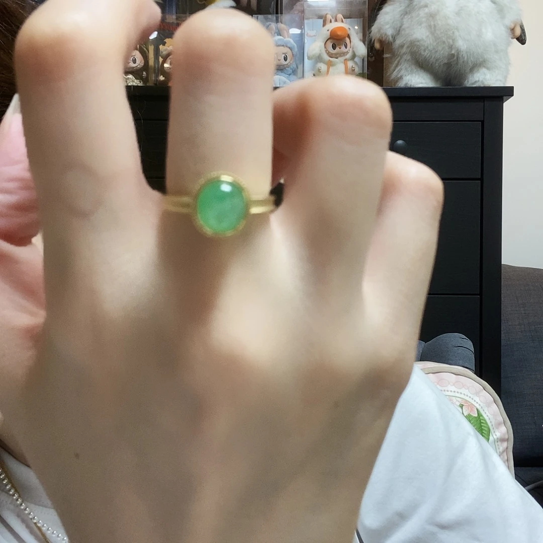 翡翠戒指18K金镶嵌简单