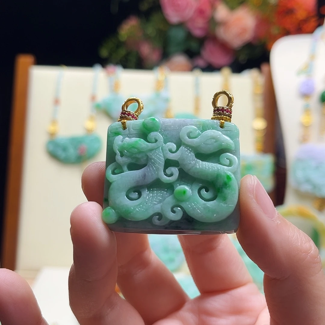 翡翠颈饰未镶嵌阳绿龙凤