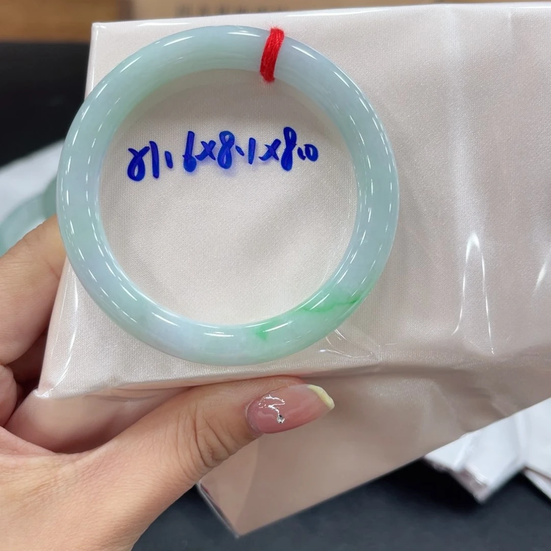 翡翠手镯未镶嵌翡翠