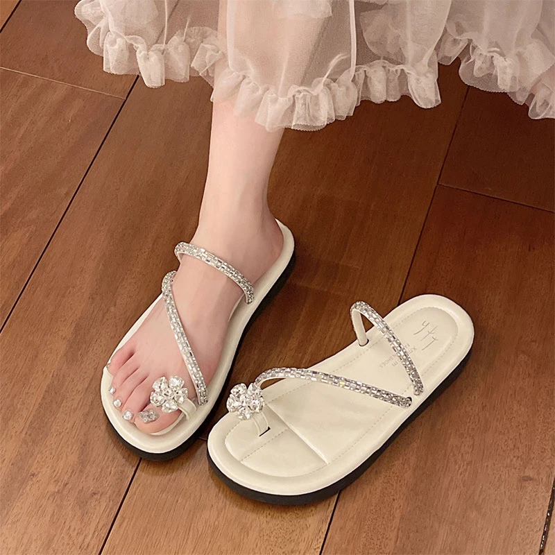 法式平底银色套趾凉拖鞋女夏季外穿2025新款配裙子沙滩水钻一字拖